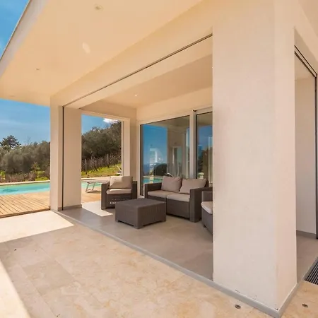 Olympia Pool Sea View Mountains Nature Sleeps 8 Air Conditioning Wi-fi Vila